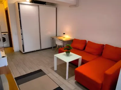 Garsoniera de inchiriere Sector 3 Bucuresti living cu masa